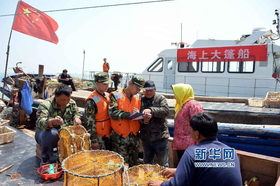 东营“海上大篷船”服务渔民生产