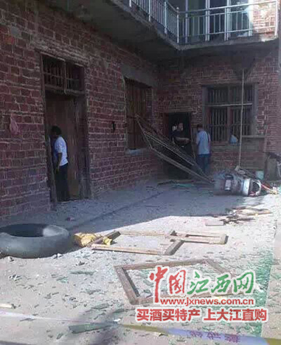 萍乡一村民家突然发生爆炸 玻璃粉碎户主受伤
