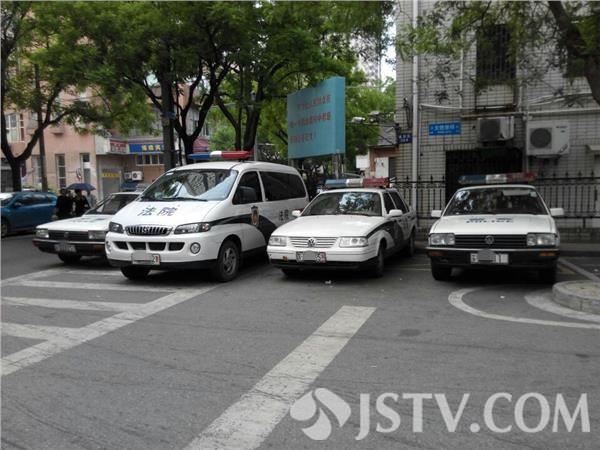 南京6辆警车霸道违停 侵占人行道无人管