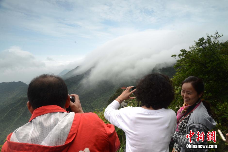 江西庐山持续强降雨后出现壮观瀑布云