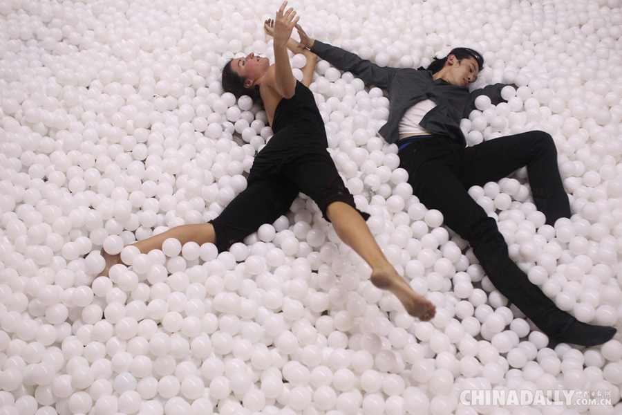 北京“更新空间”海洋球里即兴舞蹈