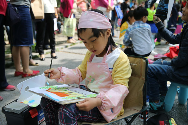 青岛百余名儿童挥动画笔 共绘“心中的八大关”