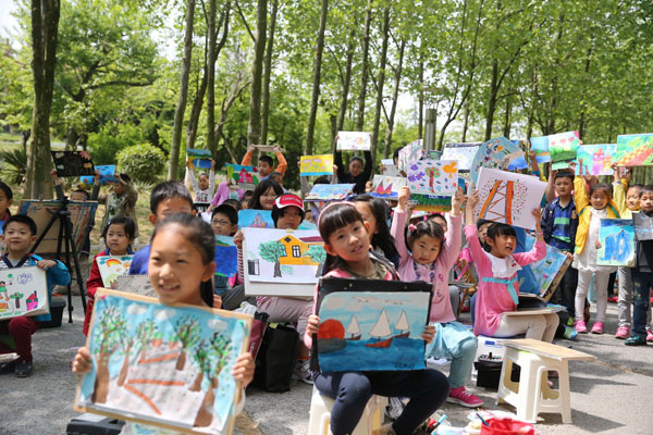 青岛百余名儿童挥动画笔 共绘“心中的八大关”