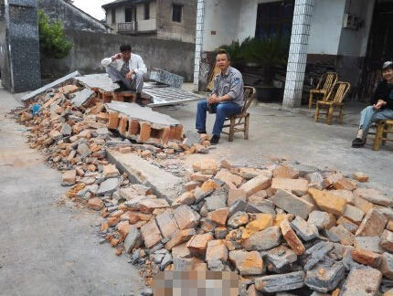 疯狂女婿开铲车 将老丈人家夷为平地