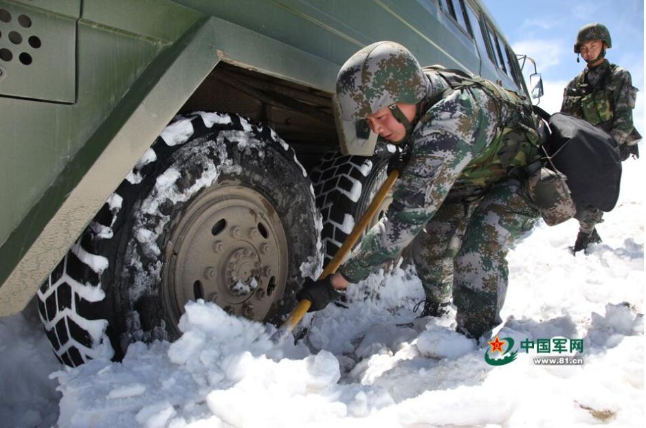 新疆军区边防巡逻车陷入雪野 官兵自救