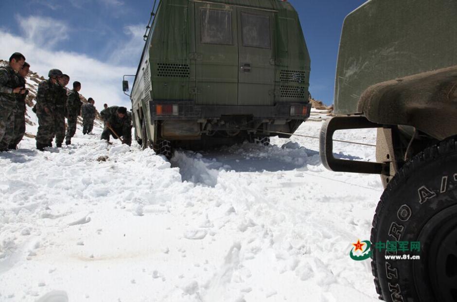 新疆军区边防巡逻车陷入雪野 官兵自救