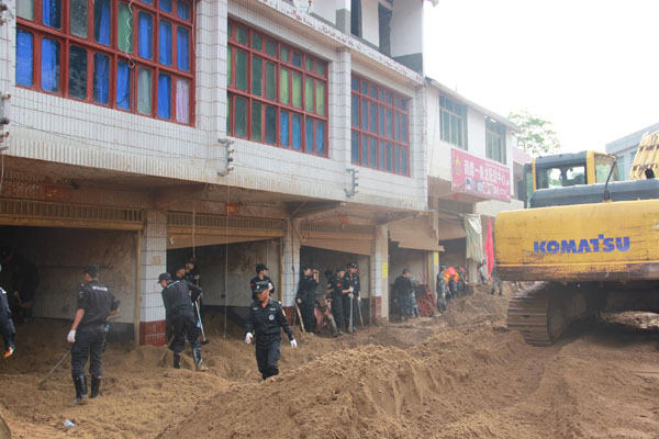云南镇雄警方组织保证抢险救灾道路畅通无阻