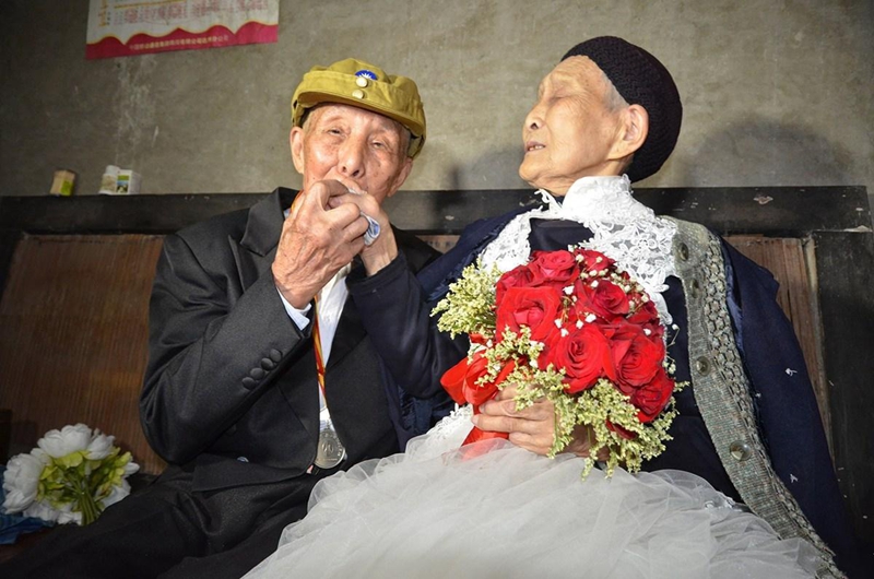 四川94岁抗日老兵为90岁妻子补办钻石婚礼