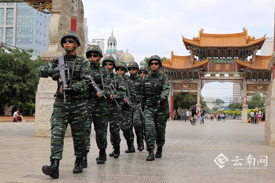 云南昆明：武警全副武装巡逻保社会平安
