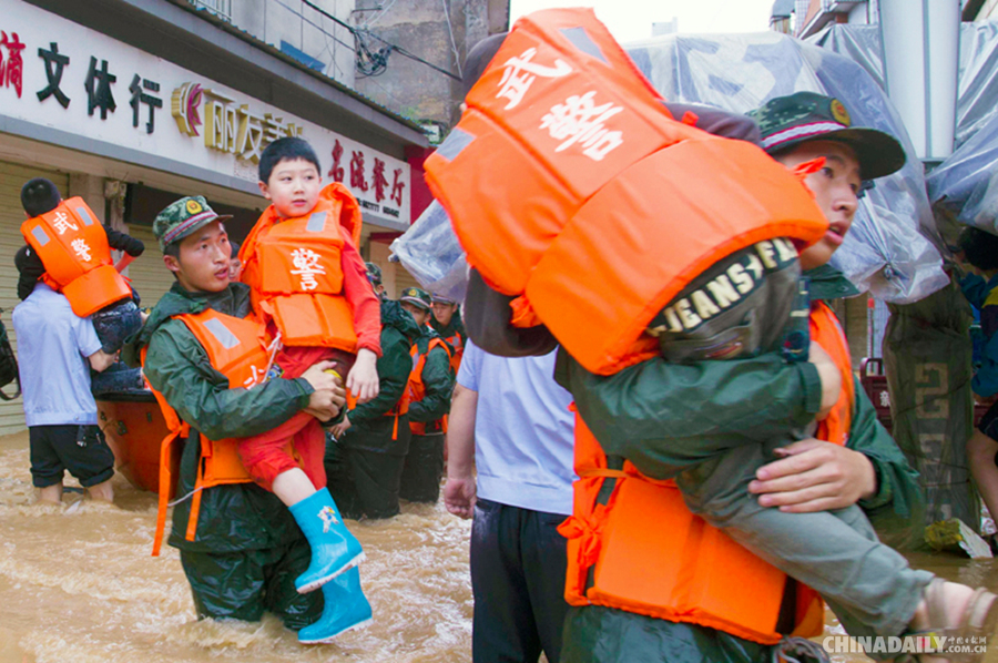 暴雨袭击福建 武警三明支队转移被洪水围困群众