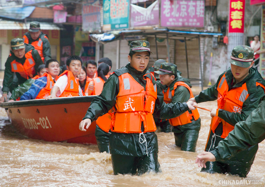 暴雨袭击福建 武警三明支队转移被洪水围困群众