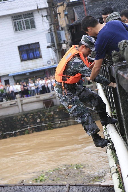 福建西北部遭遇强降雨 驻军官兵民兵投入抢险