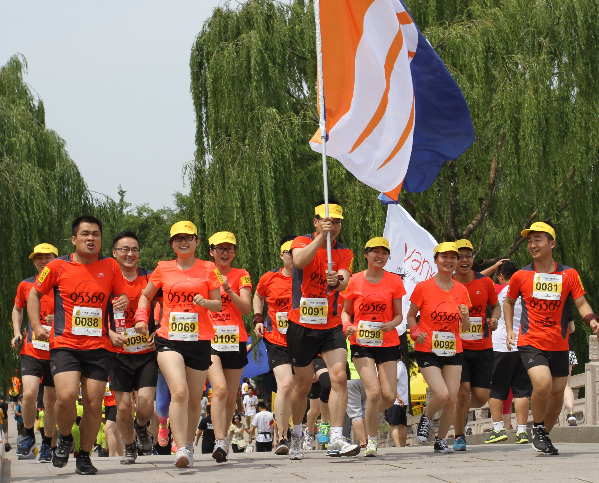 2015万科城市乐跑赛（济南站）在大明湖举行