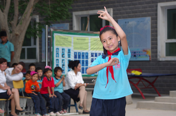 新疆库车：小学生双语演讲比赛 培养爱国情怀