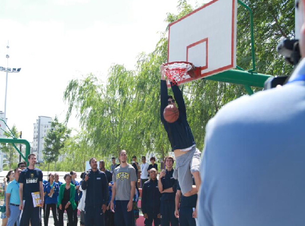 欢迎美国青年男子篮球队来乌苏一中交流指导