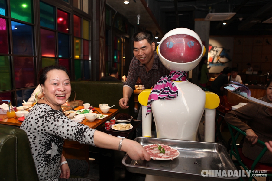 重庆永川：机器人送菜工受青睐