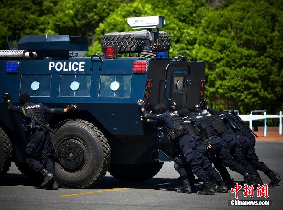 实拍乌鲁木齐特警飞虎队训练 队员训练场上挥汗如雨