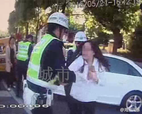 江苏奥迪女司机违章被抓 交警执法她却解开衣扣