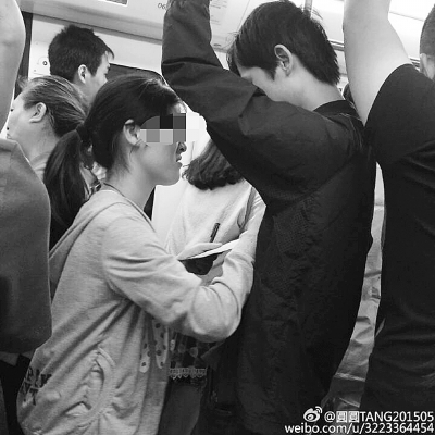 武汉现“地铁丐帮” 乞讨女孩对男乘客摸胸搂腰