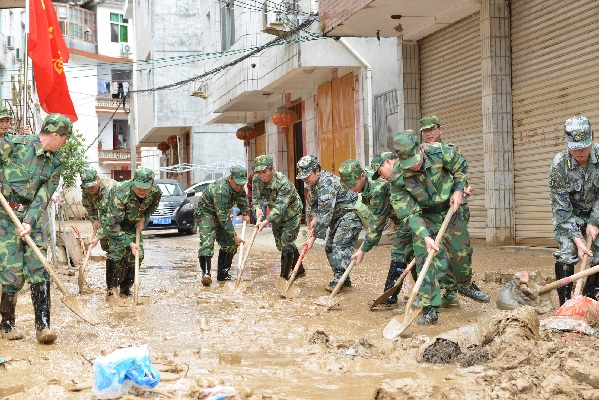 三明军分区积极组织民兵预备役人员抢险救灾