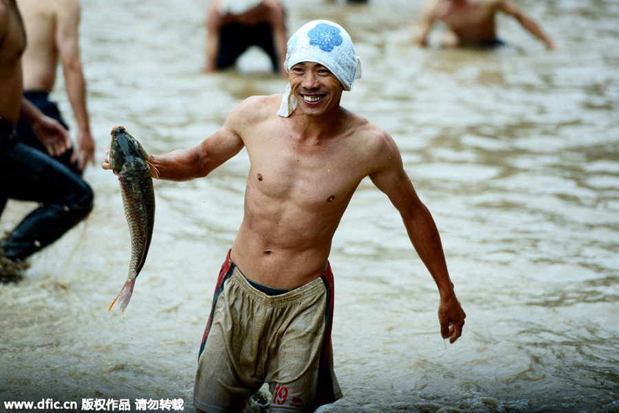 图片精选：80岁老人穿军装跳水军舞