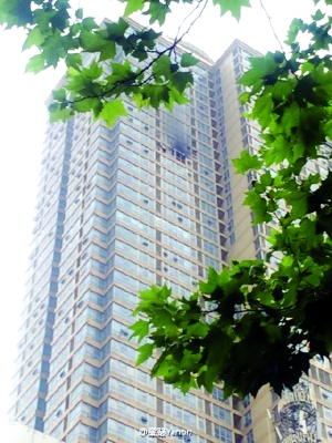 南京200米高大厦44楼失火 疏散500群众无伤亡