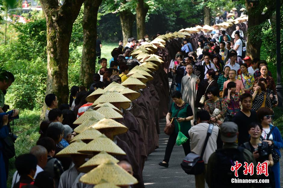 杭州630名僧人参加“托钵行脚”佛教慈善活动