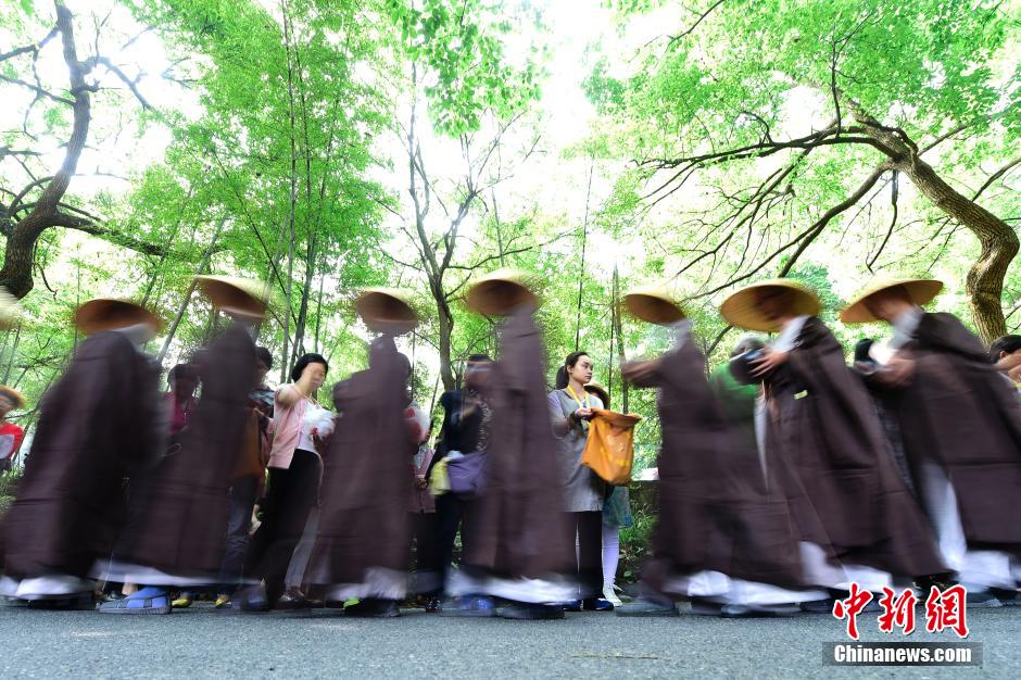 杭州630名僧人参加“托钵行脚”佛教慈善活动