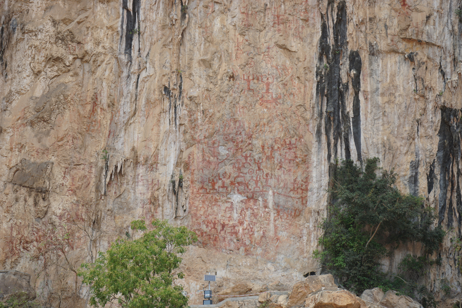 左江花山岩画：记录2000年前祭祀场景