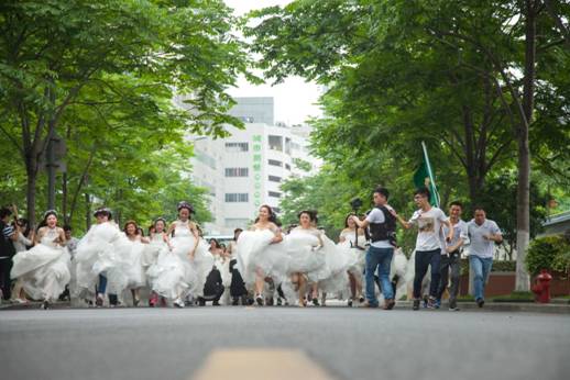 数十“新娘”烈日奔跑 为了烫伤儿童传递爱心