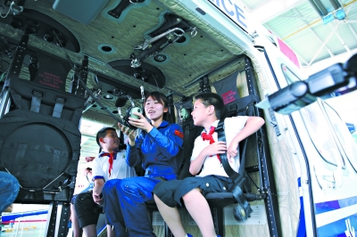 北京小学生参观警用直升机