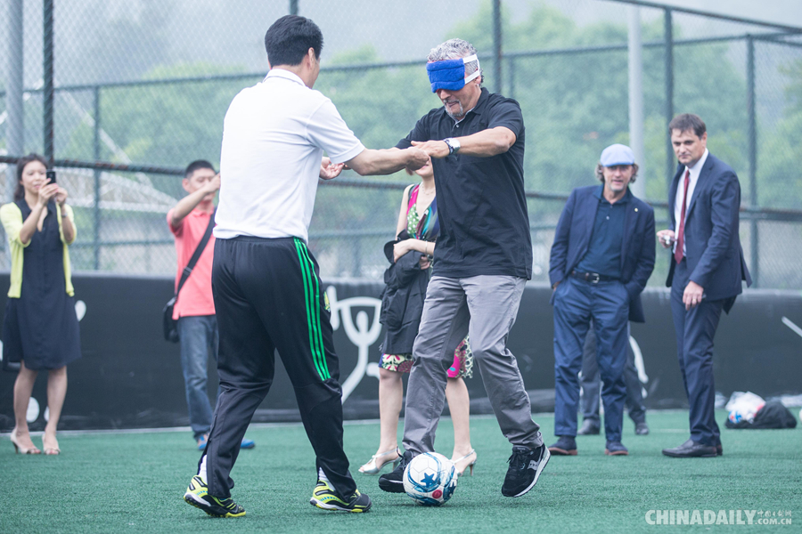 意大利球星罗伯特·巴乔现身杭州 体验盲人足球