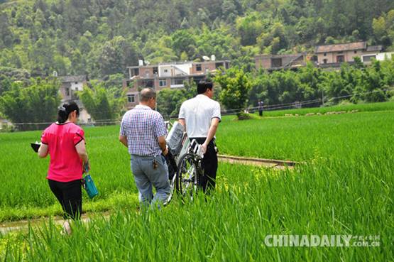 江西赣县“三送”干部为高瘫残疾人二送轮椅获点赞