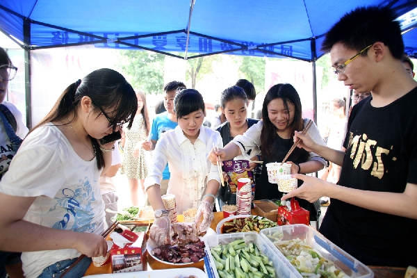南开大学举办美食文化节 足不出校吃遍中华美食