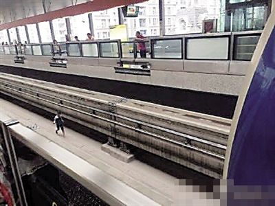 重庆3号线轨行区闯进一个小男孩 停运20分钟(图)