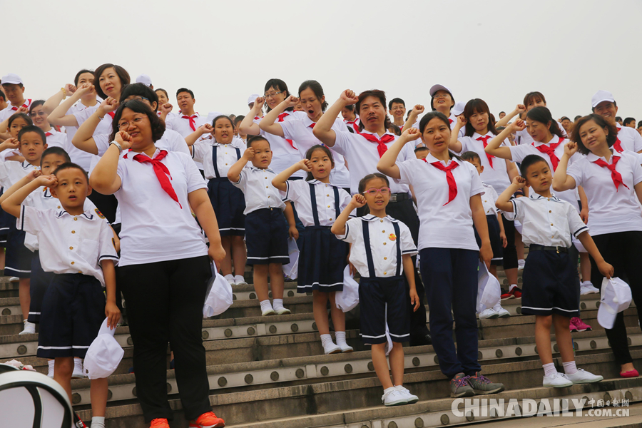 北京小学生中华世纪坛参加少先队入队仪式