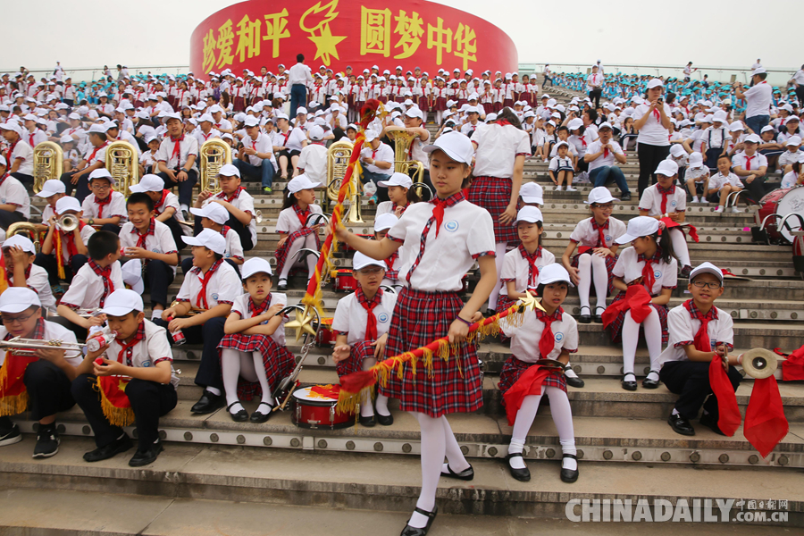 北京小学生中华世纪坛参加少先队入队仪式