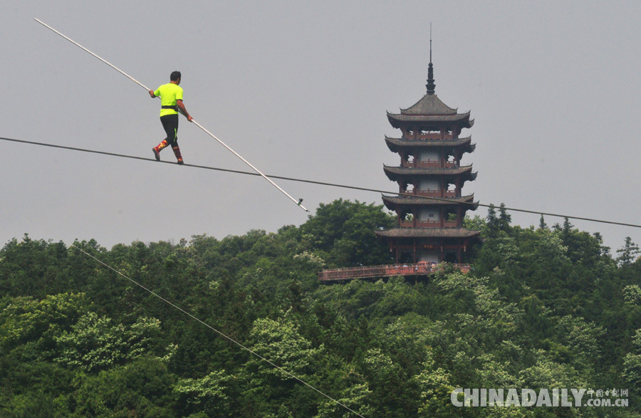 全球走钢丝大赛在湖南攸县举行