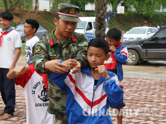 云南勐啊边境检查站与驻地傣族小学生共庆“六一”