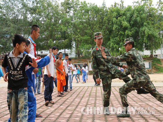 云南勐啊边境检查站与驻地傣族小学生共庆“六一”