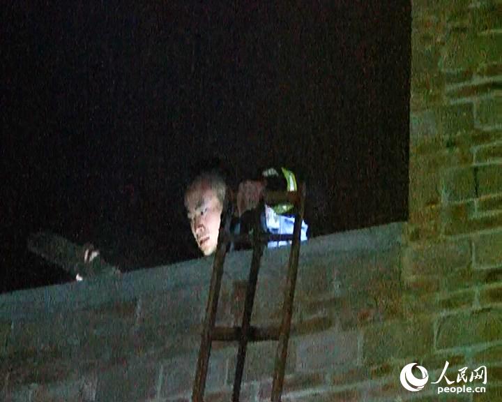 广西玉林27岁消防员坠楼牺牲 怀中2岁女童得救