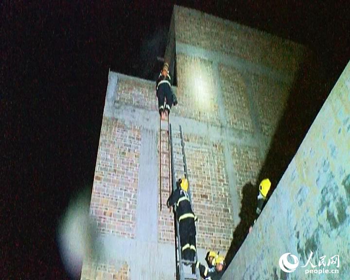 广西玉林27岁消防员坠楼牺牲 怀中2岁女童得救