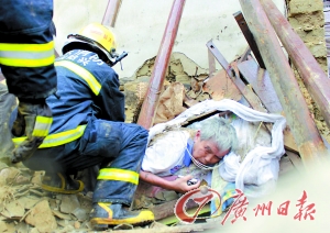 韶关始兴民房坍塌1人被埋 消防员徒手从废墟中救出被困者