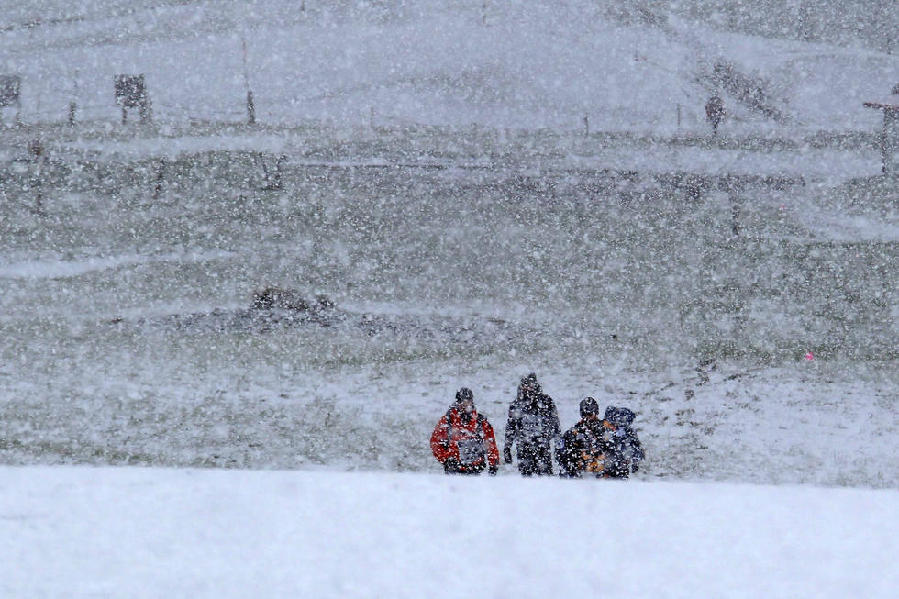 新疆哈密北部草原夏日大雪纷飞