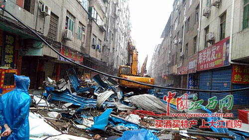 南昌红谷滩新区最大非法集贸市场昨被强制拆除
