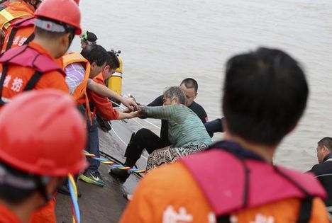 长江沉船一65岁老太被救 连声说“感谢”