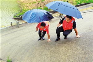 深圳持续大暴雨威胁大山陂水库安全 巡逻队员24小时值班