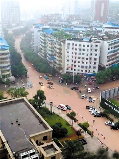 重庆多个区县遭遇暴雨 丰都县城被淹成了河