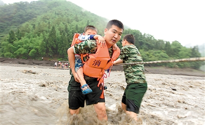 重庆多个区县遭遇暴雨 丰都县城被淹成了河