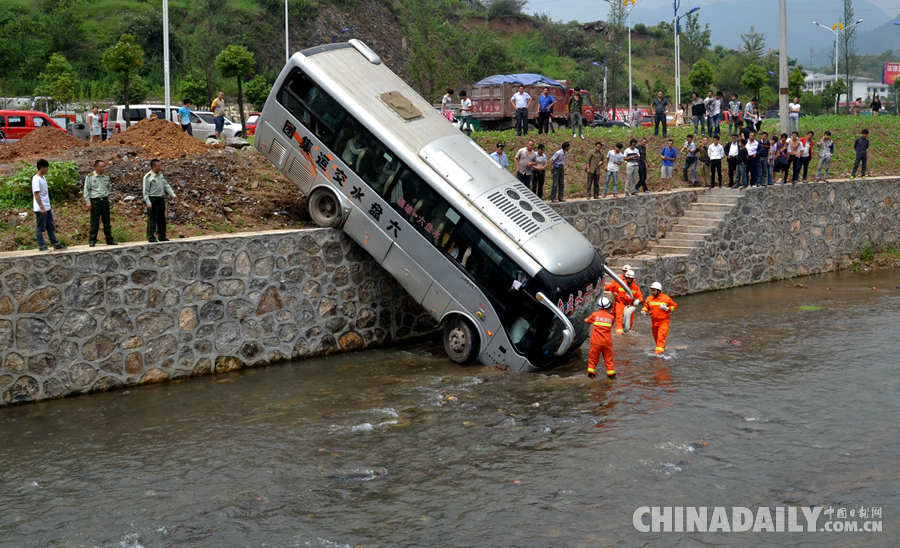 贵州大客车冲进河道 36名被困乘客被解救